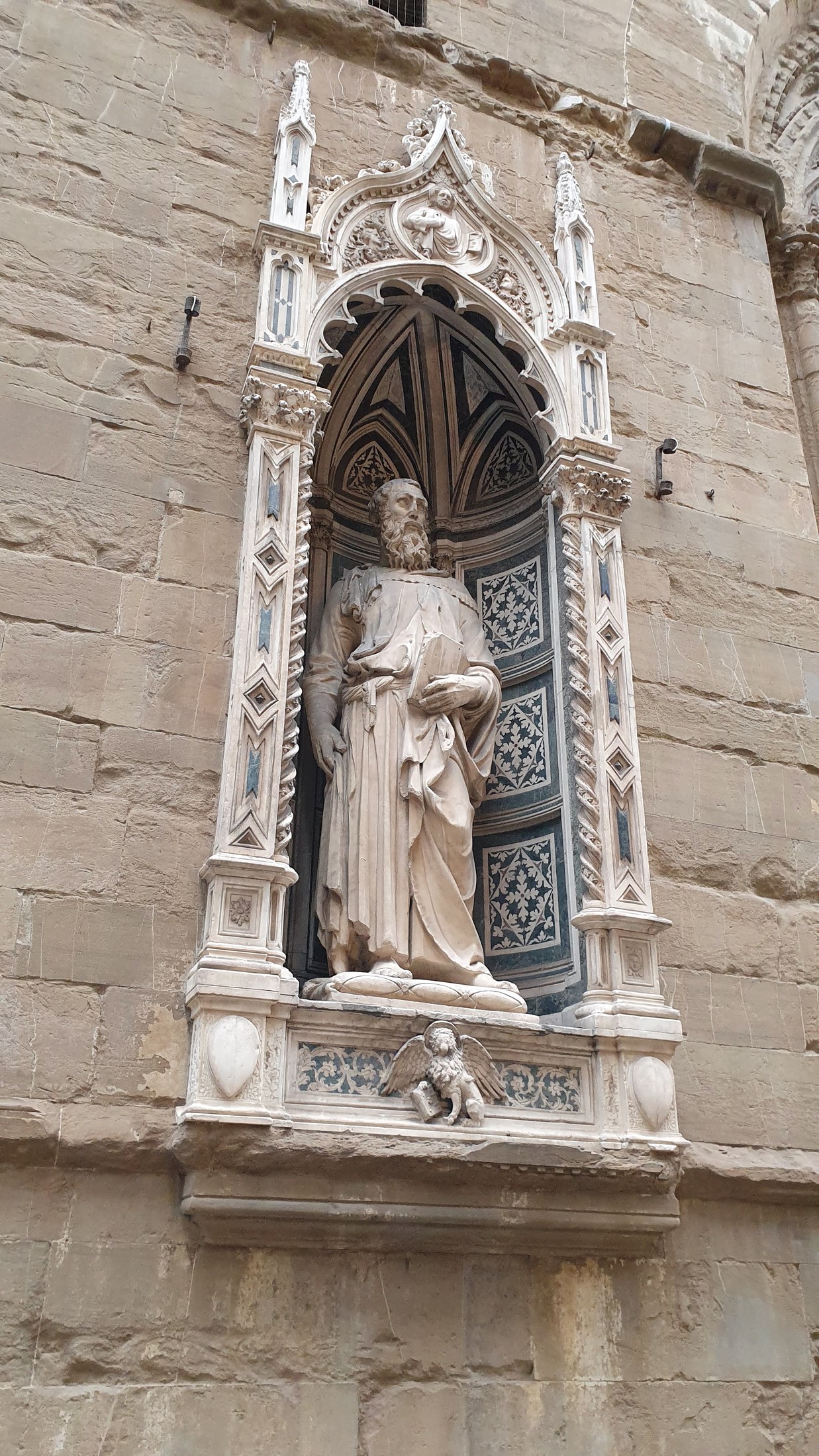 Modern replica of Donatello's Saint Mark in the original niche / 多纳泰罗《圣马可》原壁龛中的现代复制品